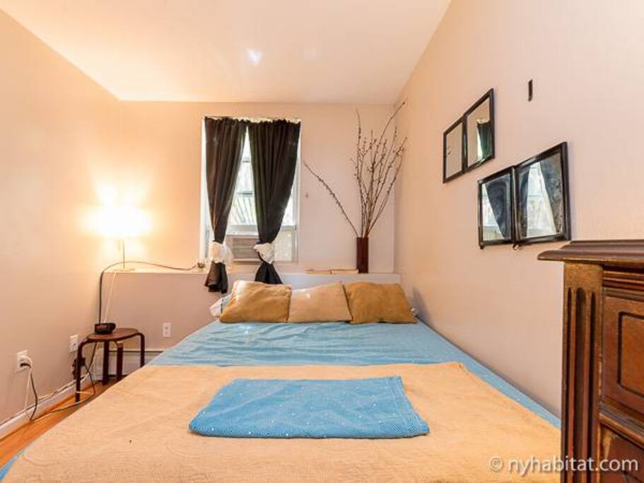 Full size bed, walkin closet