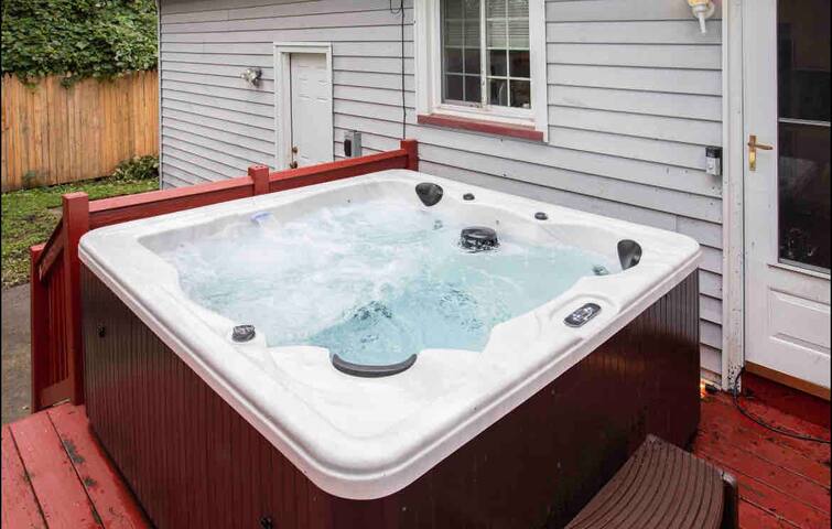 Ranch W/ Hot Tub~ by Arprt/Dtwn/UofR/RIT W/AC gallery image 5