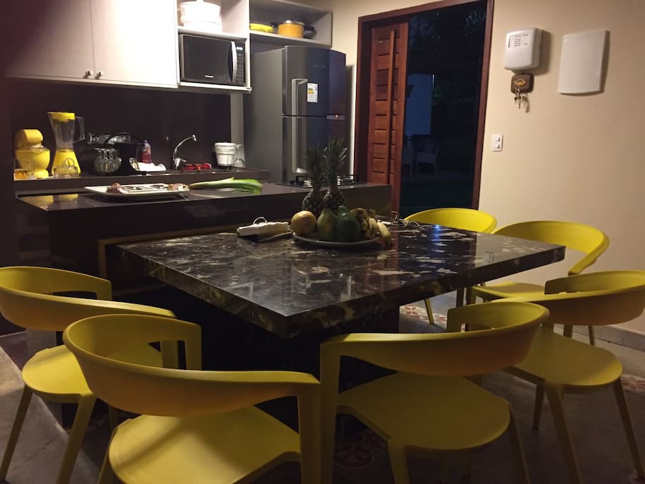 Mesa de refeições e cozinha
