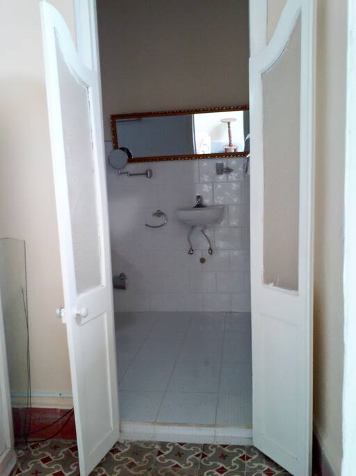 Entrada al baño del dormitorio principal