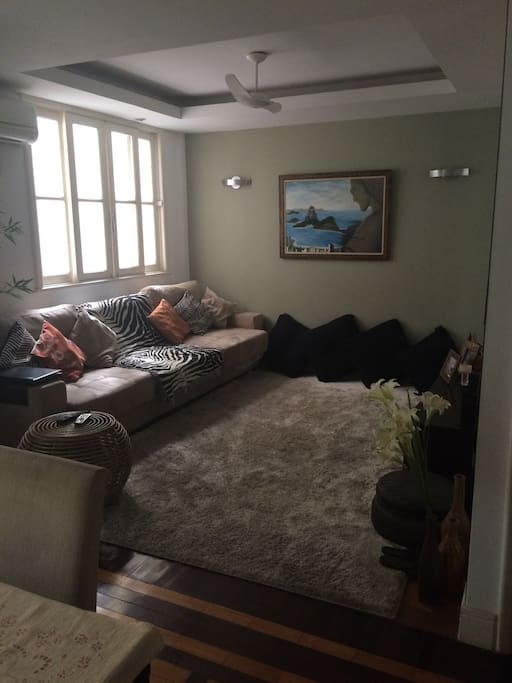 Sala de estar com TV