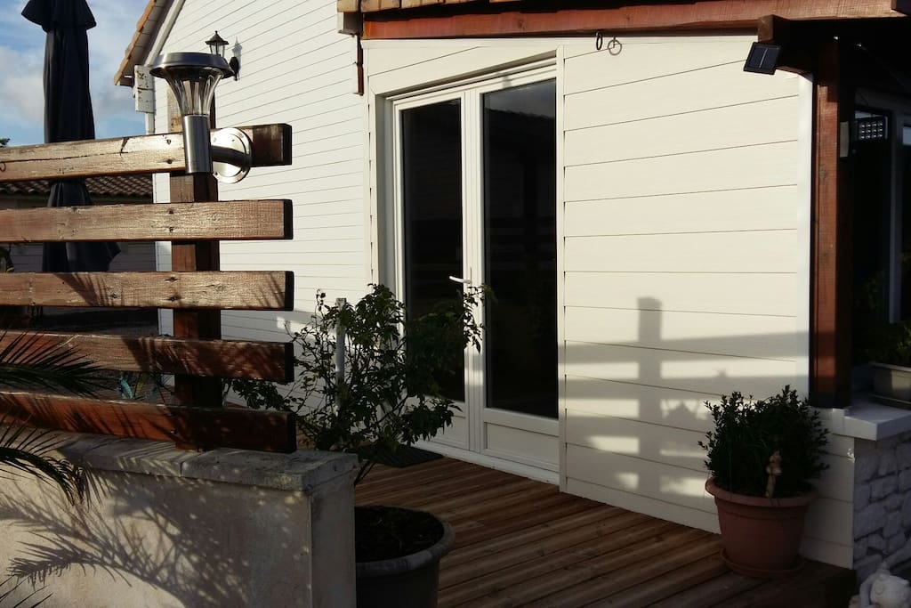 Entrée et terrasse extérieur privée. Arrivée en autonomie.