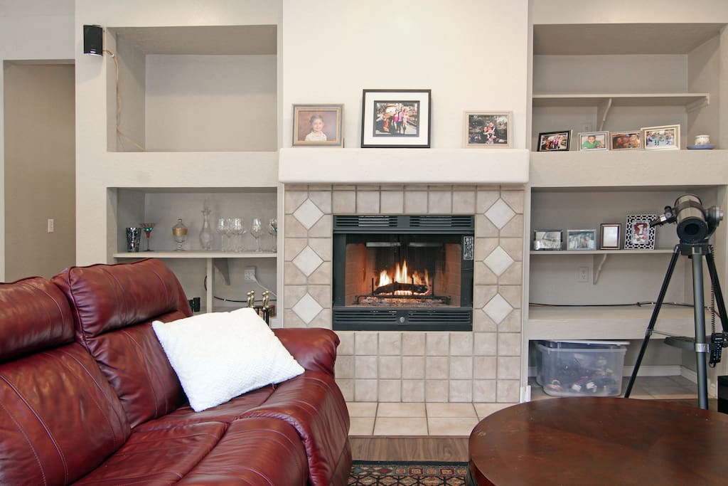 Cozy den with real wood-burning fireplace! Telescope can be used to see the stars.