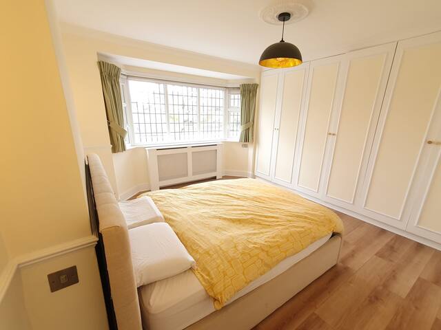 Spacious family house-amazing garden&opposite park gallery image 3