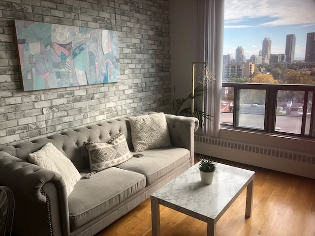 Chic Queen West 1br Apartment Toronto Apartments For Rent In