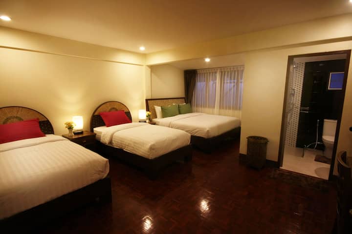 Grande chambre familiale à l'étage, idéale pour les parents avec deux enfants ou bébé avec lit bébé à l'arrivée ( veuillez le noter dans la réservation afin que nous  puissions préparer l'endroit et le mobilier du bébé ou nous informer de vos besoins afin que nous puissions y travailler en conséquence)