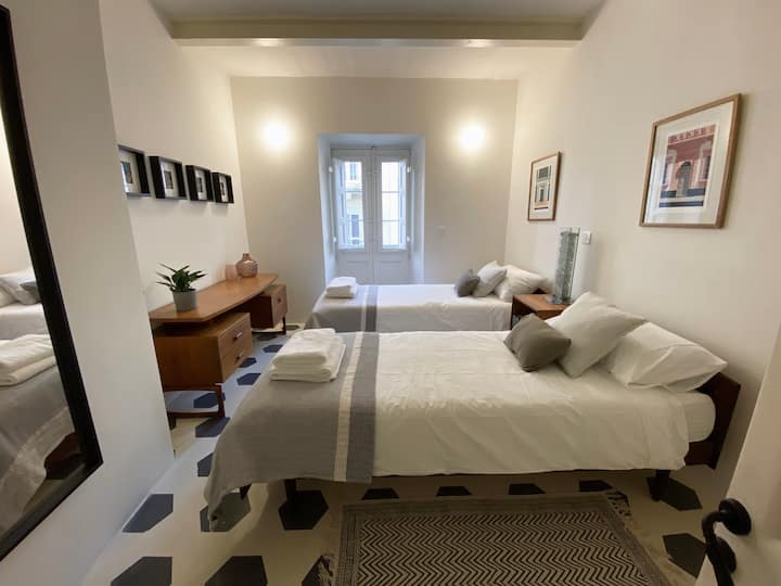 ห้องนอนที่สองเตียงเดี่ยว 2 เตียงสามารถเปลี่ยนเป็นเตียงคู่ได้