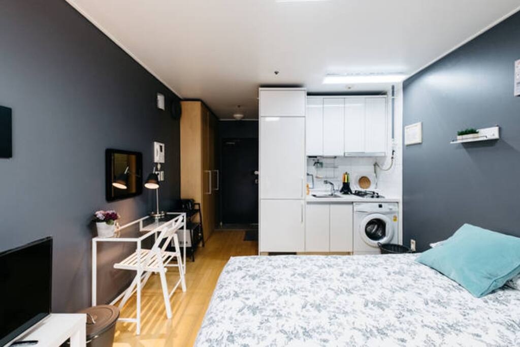 1min from studio . by walk. there are 1. subway st. and 2. airport bus stop and 3. DDP and 4. all shopping malls.
every where by 1min by walk. HOT SPOT IN DONG-DAE-MUN