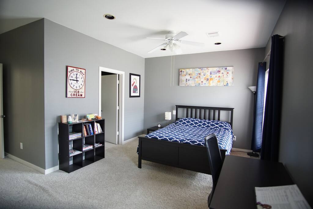 Queen bed, spacious room, and en-suite bath