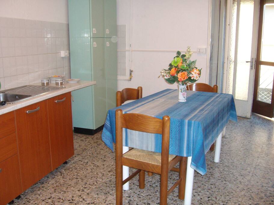 cucina tinello con tavolo allungabile