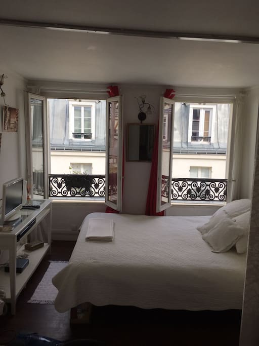 Grand lit double et TV + Wifi