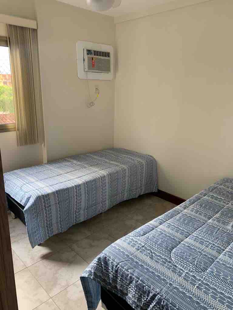 Spálňa s 2 samostatnými posteľami, ktoré sa dajú premeniť na manželskú posteľ; 
Klimatizácia okien s ovládaním; 

Stropný ventilátor; 

Skrinka