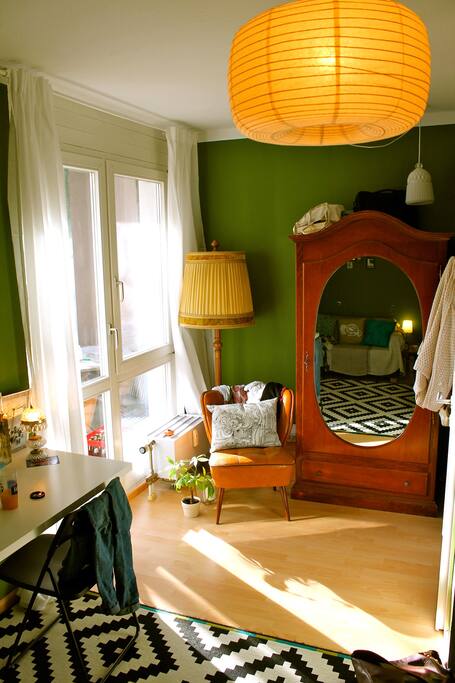 Kleiderschrank und Tür zum Balkon