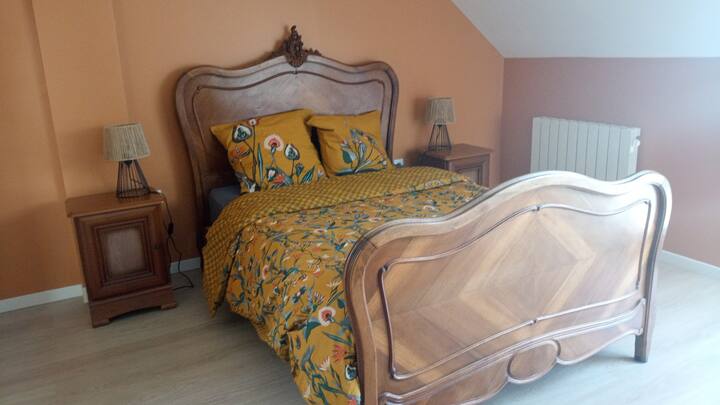 Სტანდარტული ორადგილიანი საწოლი 140*190
Თეთრეული შედის, ასევე, პირსახოცები, ჩაის ტილო, ხელის პირსახოცი და აბაზანის დასაფენი.
Მხოლოდ პლაჟის პირსახოცები არ არის გათვალისწინებული.