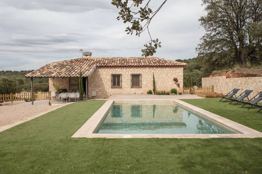 Zona exterior. Piscina y porche