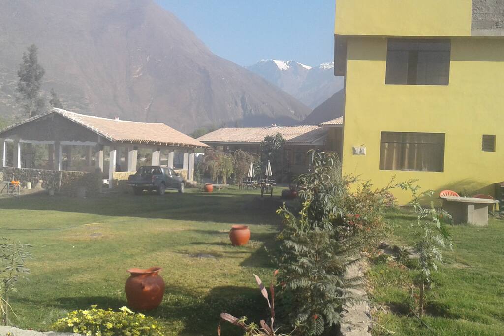 estamos ubicados a orillas del rio Urubamba y la terraza tiene una vista panoramica de las montañas y del paisaje natural que rodea al pueblo inca de Ollantaytambo