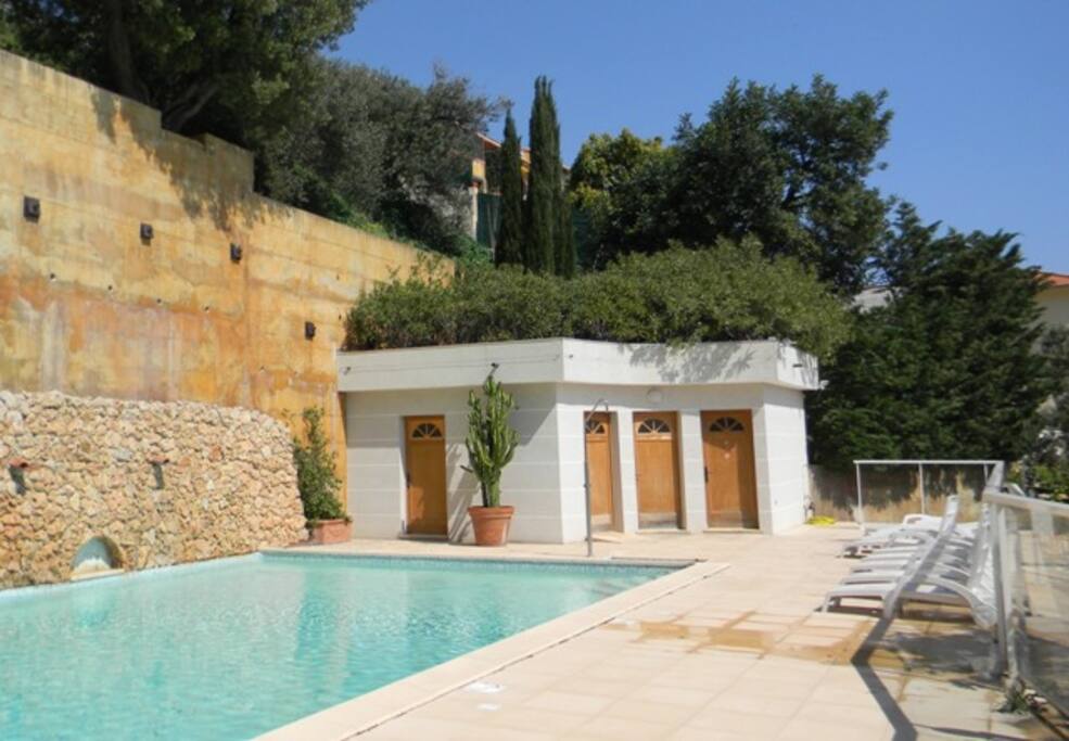 Piscine avec douche et toilette individuelles