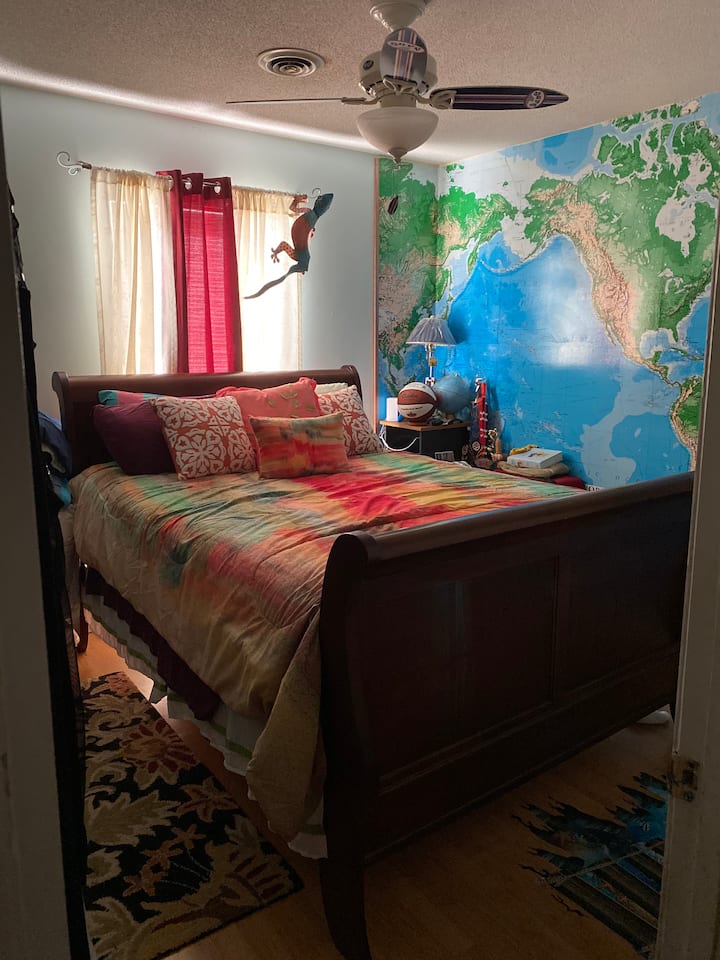 Dormitorio 2 casas una cama queen y un vestidor. No dudes en disfrutar del mapa de la pared para elegir tu próximo destino de viaje. 