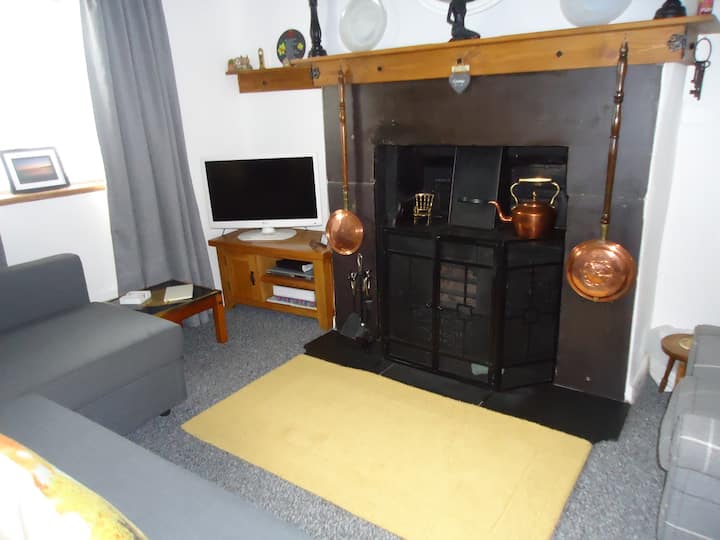 Bwthyn Ellis a cosy grade 2 listed welsh cottage .