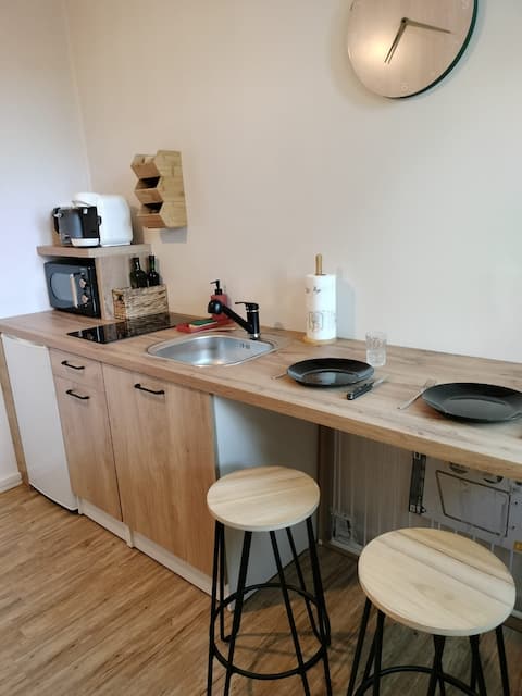 studio at a very low price, fully equipped and quiet