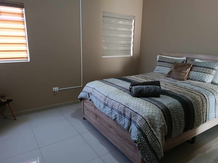 ห้องนอนพร้อมวิวเมืองกีฬามีตู้เสื้อผ้าเครื่องปรับอากาศสำหรับอากาศหนาวหรือร้อน