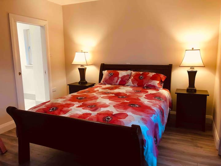 King ukubwa chumba cha kulala na en-suite kura ya chumbani nafasi bay dirisha na mtazamo lovely wa Killarney mji