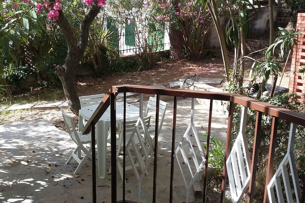 Giardino con doccia esterna con acqua calda