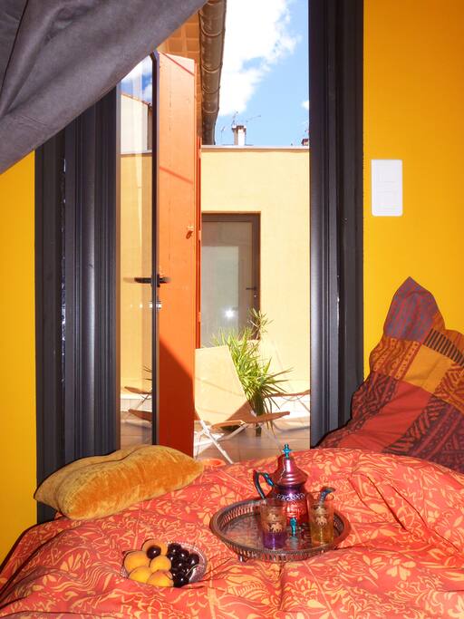 Venez profiter d'un bon petit déj sur votre terrasse tout en restant dans votre chambre-lit.