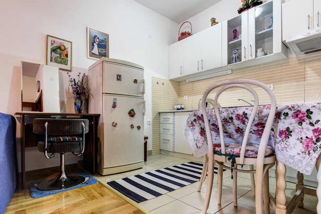 Dining area,
Kitchen
Refrigerator