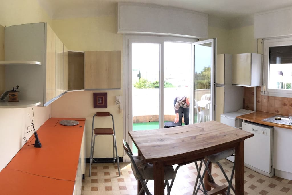 Cuisine toute équipe et grande terrasse plein soleil et lave vaisselle !