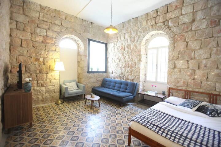 ★Authentic Family Apt + Garden \\ Prime Location★