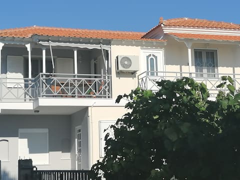 Holiday House with sea view in Skala Polichnitos
