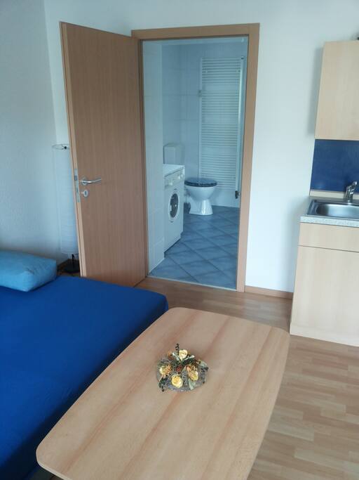 Blick von Zimmer zum Bad