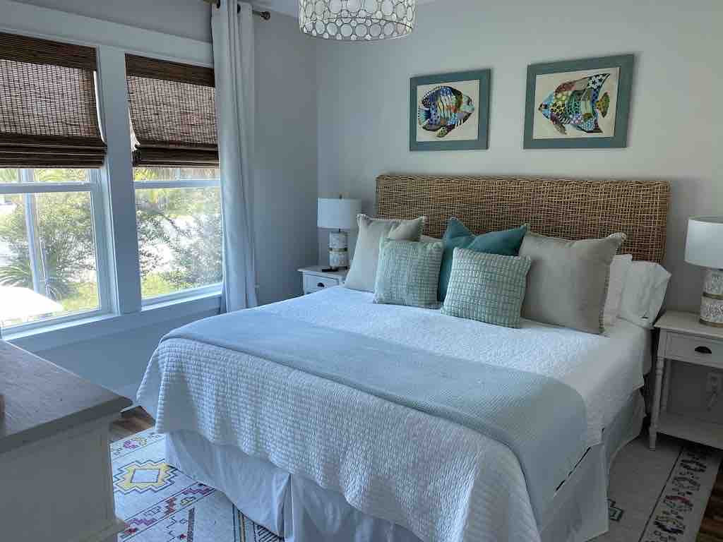 Glavna spavaća soba s bračnim krevetom i privatnom kupaonicom. Isti kat kao i životni prostor. 