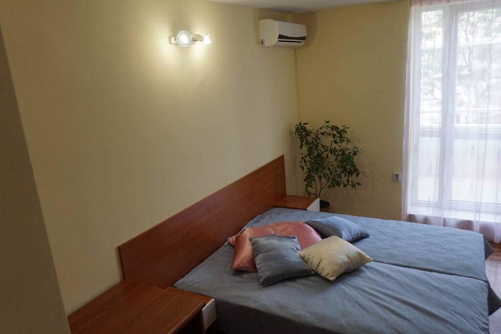 Bedroom with a double bed that can go as separate