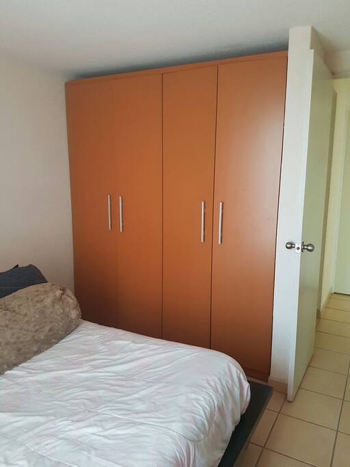 Closet amplio con ganchos para colgar ropa
