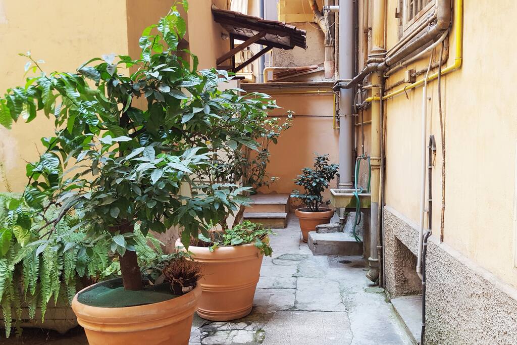 L'ingresso indipendente all'interno della corte.