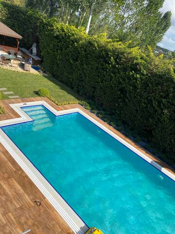 Havuz,bahçe ve tüm rahatlıklar kişiye özel alan gallery image 3