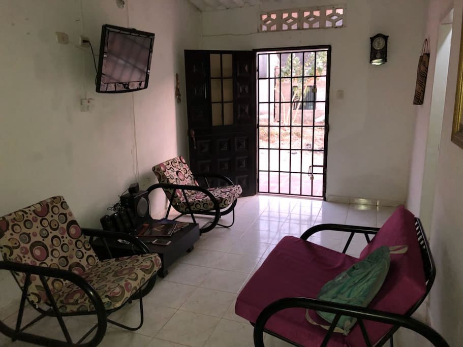 Sala con Televisión por cable tiene ventilador y un subwofer.