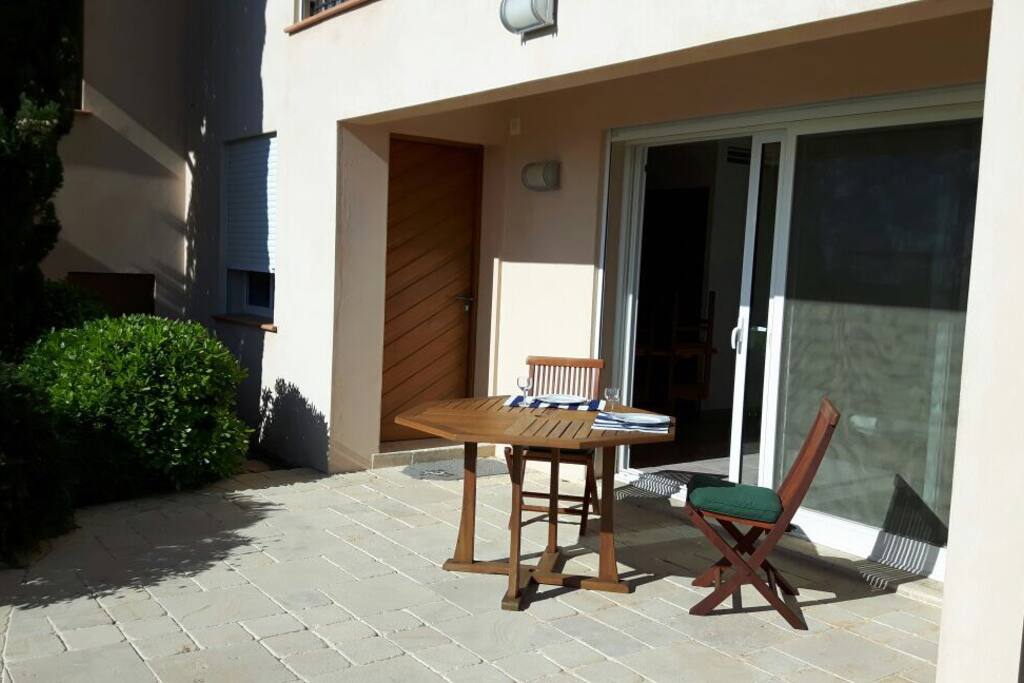 coin terrasse avec l'entrée et la baie vitrée du salon