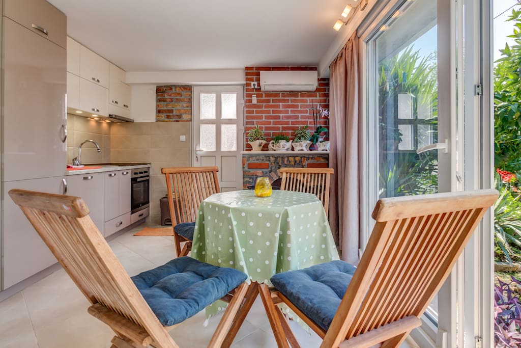 Beautiful apartment with relaxing green garden and a seaview to enjoy your summertime by the sea.