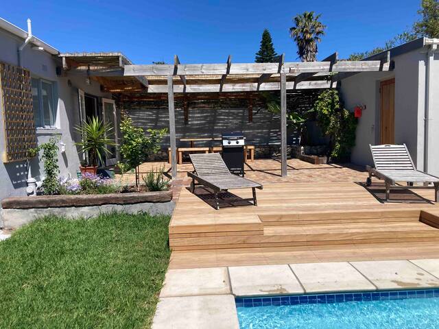 SUNBIRD COTTAGE Kommetjie, with huge garden & pool gallery image 5