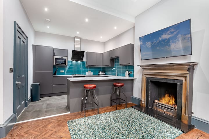 Trendy 3 Bed, 2 Bath, 5 Mins From Town