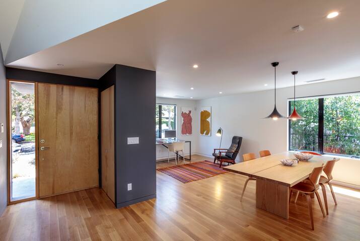 Architectural LA home w/pool in prime location! gallery image 3