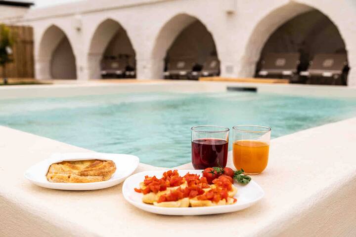 Panoramic Villa with pool and private beach