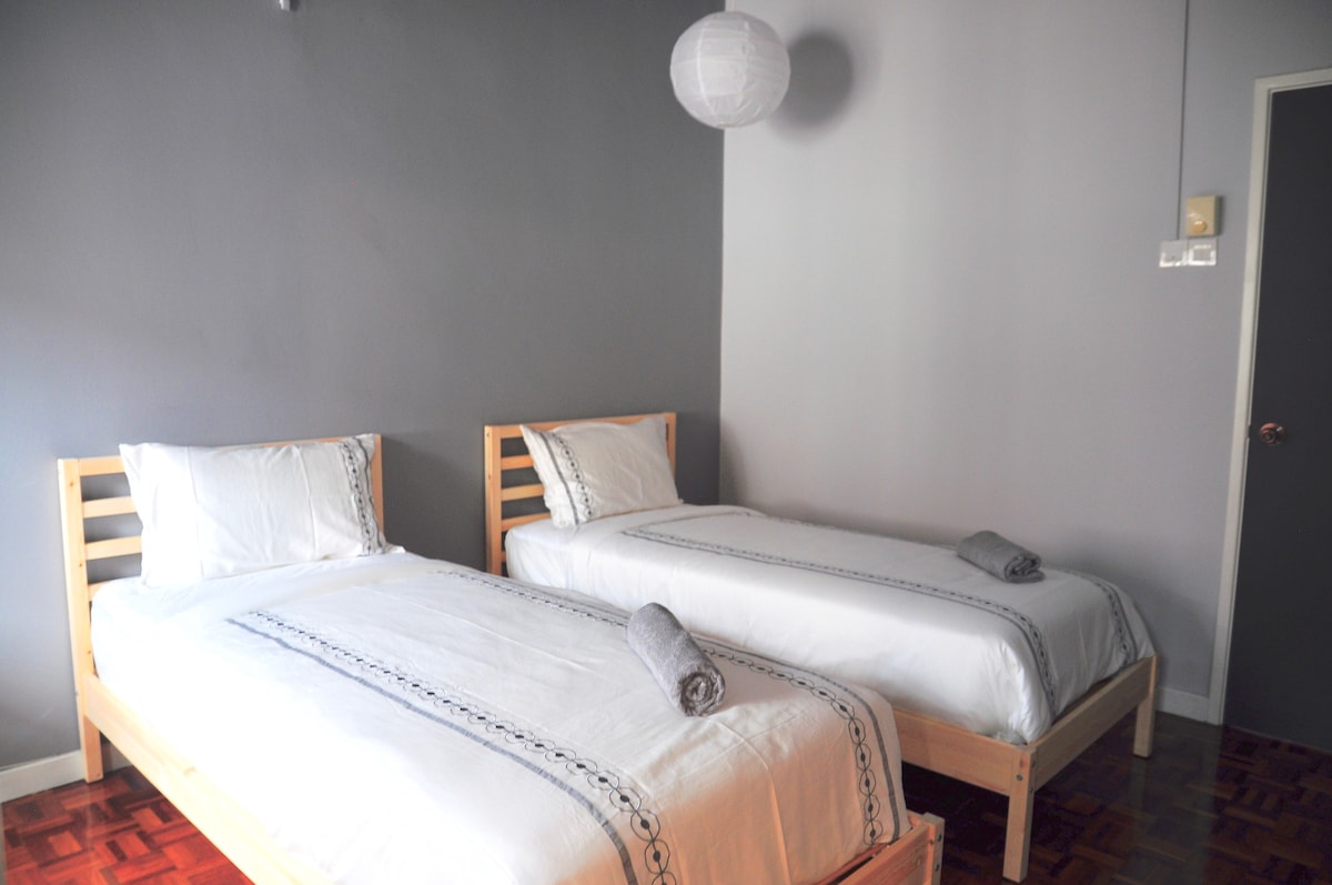 Bedroom 2B (Level 2): Bedroom with 2 Hotel Standard Single Beds, with Attached Bathroom (Shared with Bedoom 2C)