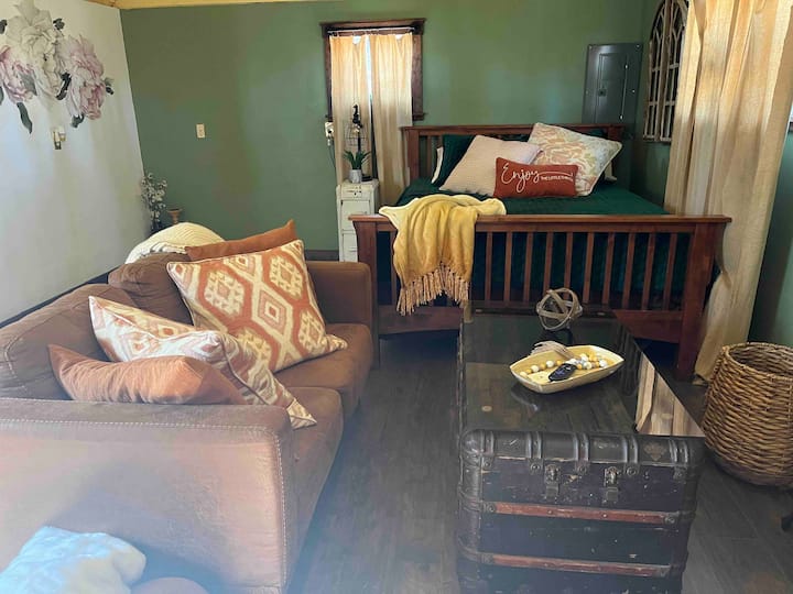 Quaint Country Cottage - Greenville, TX