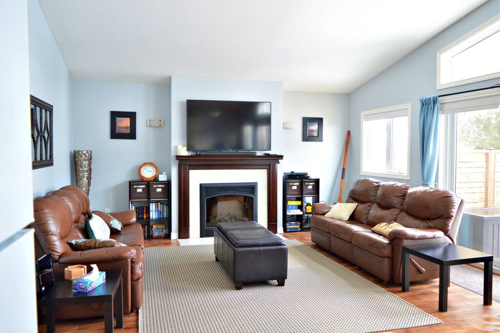Spacious Living room overlooking Lake with 60 inch Satellite TV
