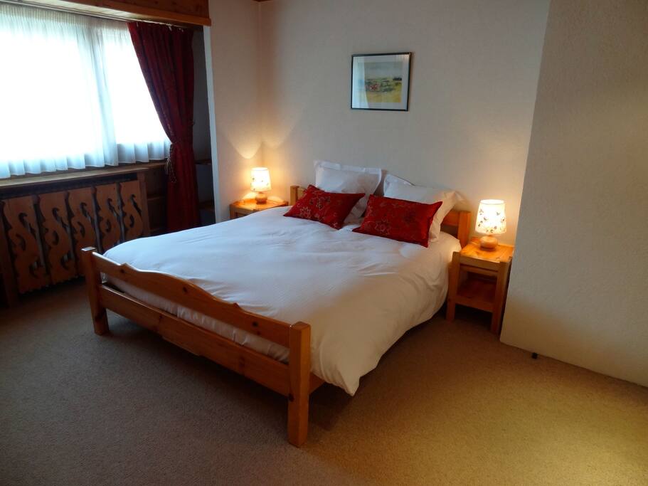 Grande chambre avec lit double