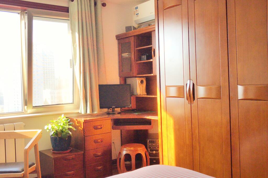 卧室:实木家具提供舒适的工作区域及物品存放空间
Bedroom: solid wood desks and chairs for work and study and large closet